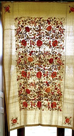 Lotto composto da due pannelli color ocra, ricamati in seta con cineserie a...