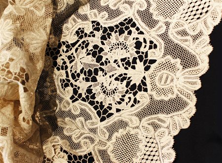 Contorno per tavolo di forma rotonda, punto Milano e Venezia. Sec. XX (120...