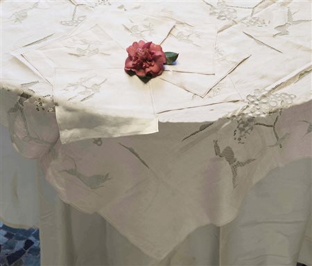 Lotto composto da una tovaglia da tè di forma rettangolare in lino color rosa...