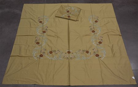 Lotto composto da due copriletto in seta pura ricamati a telaio. Sec. XX (cm...