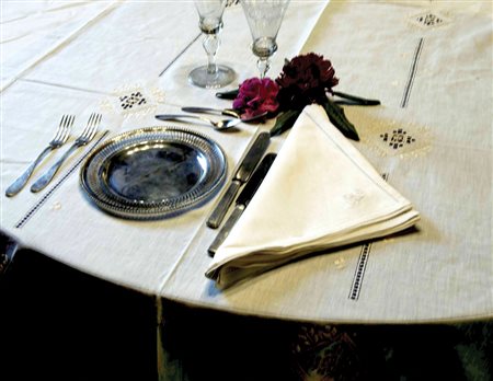 Lotto composto da una tovaglia con dodici tovaglioli grandi e dodici...