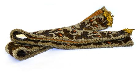 Striscia tiracampanello decorato completamente a perle che formano fiori...