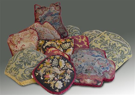 Lotto di dodici cuscini eseguiti a piccolo punto con colori a forti tinte e...