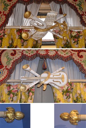 Due bonagrazie laccate di bianco e avorio e dorature con finale a forma di...