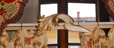 Due bonagrazie laccate in bianco e avorio e dorature con pigne laterali e...