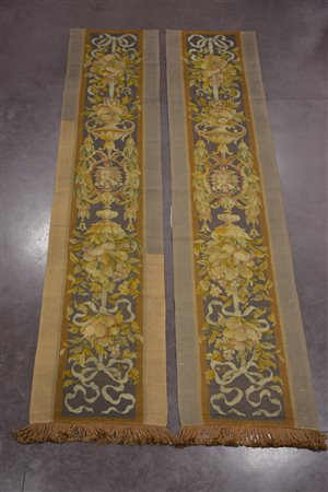 Coppia di entrefenêtres ricamati con scene raffaellesche in policromia su...