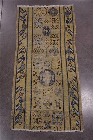 Frammento di tappeto Kohtan turkesain orientale sec. XIX disegno a ideogrammi...