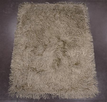 Tappeto tessuto in moderna manifattura con fili in fibra lucente in color...