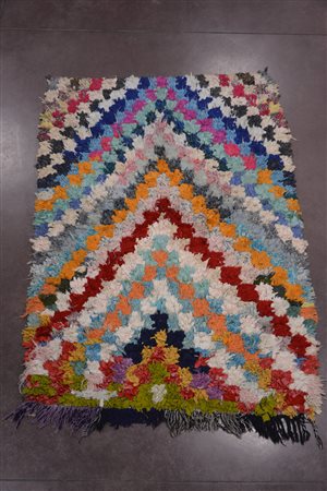 Tappeto marocchino composto da strisce di tessuto policromo a formare un...