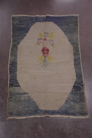 Tappeto anatolico sec. XX con medaglione bianco su fondo carta da zucchero...