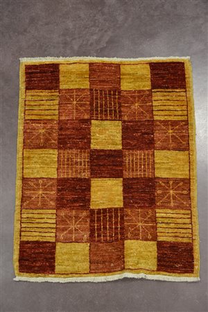 Tappeto orientale annodato con disegno a quadri nei toni del rosso rosa e...