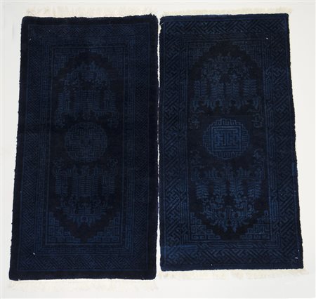 Coppia di tappeti cinesi Pao-Tao, Cina fine sec. XIX disegno a ideogrammi in...