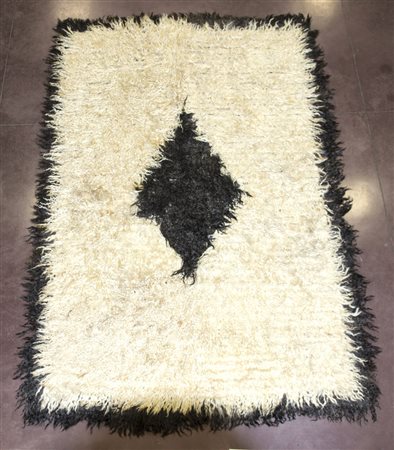 Tappeto Filik Anatolia sec. XX disegno a medaglione nero su fondo bianco...