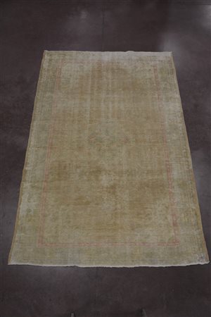 Tappeto Uscak Anatolia sec. XX disegno a piccolo medaglione verde su fondo...