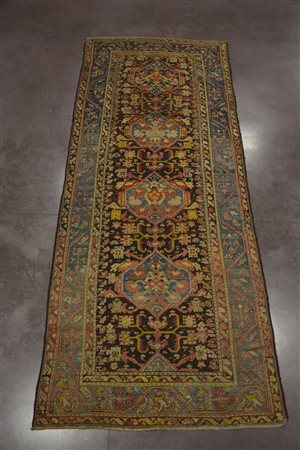 Tappeto anatolico inzio sec. XX disegno a medaglioni policromi su fondo...