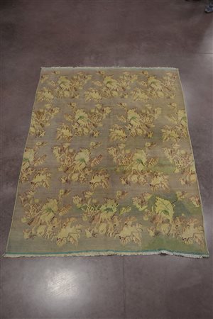 Tappeto orientale con tappeto all over su fondo beige (difetti) (cm 265x185)...