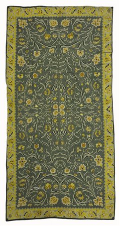 Tappeto di manifattura spagnola disegno a rami fioriti nei toni del giallo...