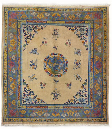 Tappeto cinese sec. XX disegno a medaglione policromo su fondo beige, bordura...