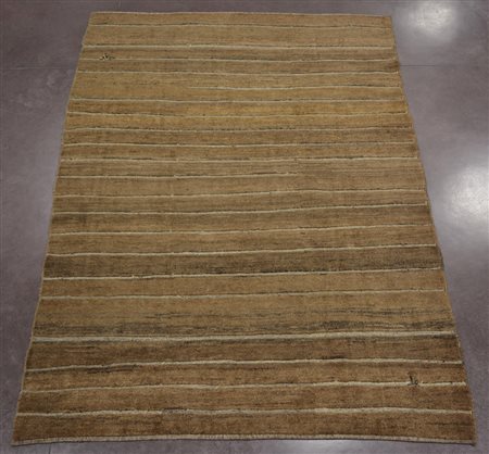 Tappeto tibetano in lana naturale color marrone annodato a fascie lineari...