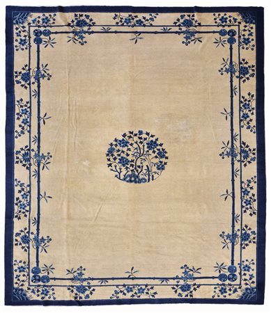 Tappeto cinese Pekino, Cina fine sec. XIX disegno welle tonaltà di blu,...