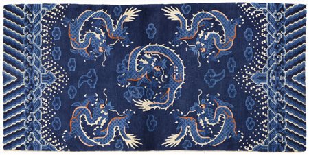 Tappeto cinese sec. XX disegno a draghi su fondo blu notte, testate con...