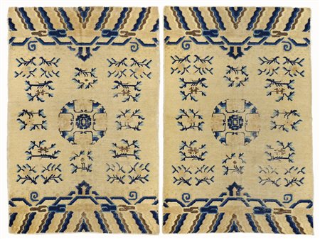 Coppia di tappeti cinesi Ning Xia, Cina sec. XIX disegno con ideogrammi e...