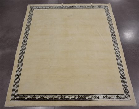 Tappeto nepalese a fondo bianco, tinta unita con greca color nero sec. XX (cm...
