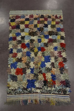 Tappeto marocchino annodato con strisce di tessuto policromo...