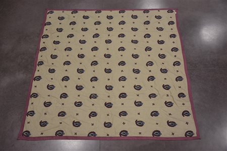 Copriletto ricamato con punto a catenella e disegni boteh su fondo beige...