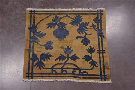 Tappeto cinese di manifattura contemporanea con disegno a rami di bambu e...