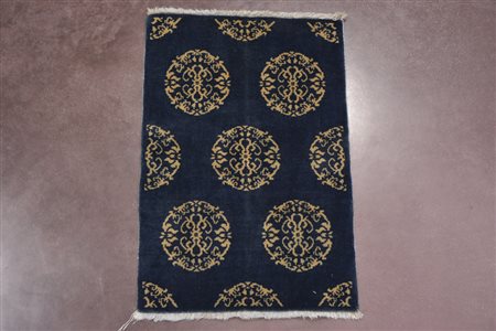 Tappeto cinese decorato con ideogrammi beige su fondo blu, manifattura...