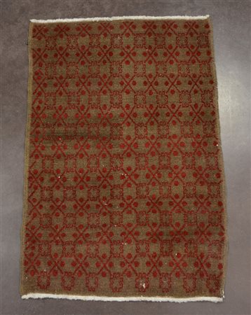 Tappeto anatolico Tolu disegno a griglia rosso su fondo marrone, sec. XX...