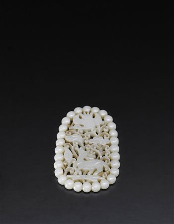 Placca in giada grigia intagliata e traforata con cervo e gru in volo...