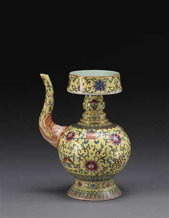 Versatoio in porcellana famiglia rosa su fondo giallo, composto in due...