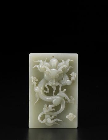 Placca rettangolare in giada color celadon, con decorazione a rilievo di...