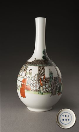 Vaso a bottiglia in porcellana in smalti Famiglia Verde decorato con figure...