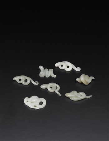 Gruppo di sette piccoli serpenti arrotolati a spirale in giada di varie...