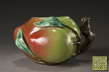 Lavapennelli in porcellana policroma a forma di pesca, composto da due frutti...