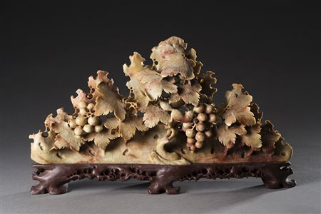 Scultura in pietra saponaria raffigurante un ricco grappolo d'uva con...