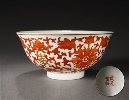 Ciotola in porcellana in rosso e oro decorata con pipistrelli, fiori di loto...