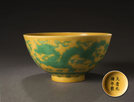 Ciotolina in porcellana, a decorazione incisa con draghi e fenici di colore...