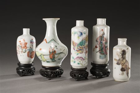 Gruppo di cinque piccole porcellane, composto da snuff bottles e vasi in...