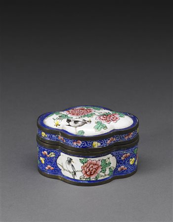 Piccola scatola con coperchio polilobata in rame e smalti cantonesi, decorata...