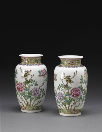Coppia di vasetti in porcellana decorata con smalti della Famiglia Rosa con...