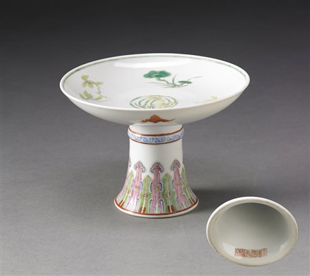 Alzata in porcellana decorata a motivo di piante negli smalti della Famiglia...