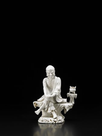 Porcellana blanc-de-Chine raffigurante un luohan emaciato con morbide vesti...