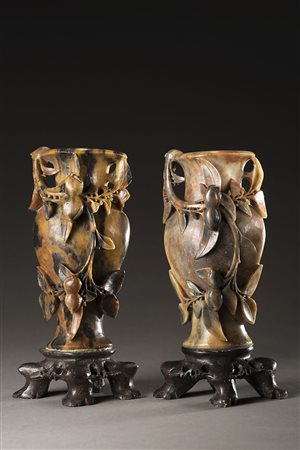 Coppia di piccoli vasi a balaustro in pietra saponaria, con decorazione di...