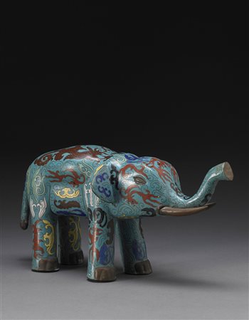 Elefante in metallo cloisonné, raffigurato in piedi, con la proboscide...