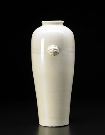 Vaso in porcellana morbida a invetriatura craquelé rastremato al piede, con...