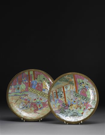 Coppia di piatti in porcellana cantonese Famiglia Rosa su fondo celadon,...